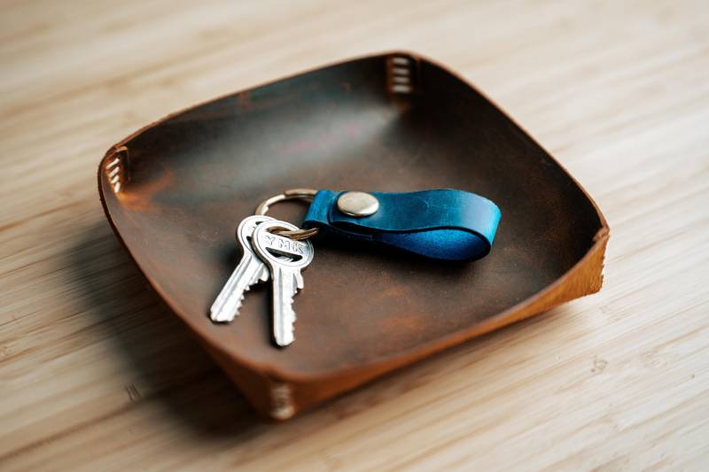 Personalisierter Schlüsselanhänger Aus Leder Handgefertigter Schlüsselring Mit Karabinerverschluss von EagleGlowLeather