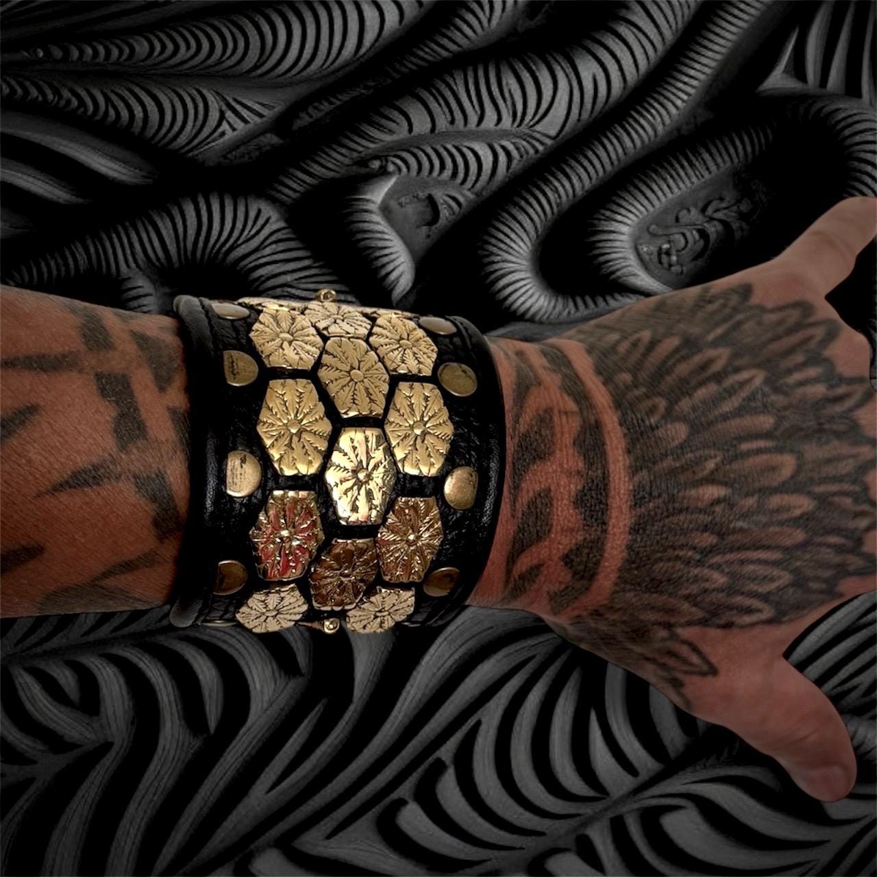 Nieten Schwarz Leder Armreif Steampunk Skull Armband Aus Massivem Messing Und Echtleder Handmade Unx von EagleflyCreations