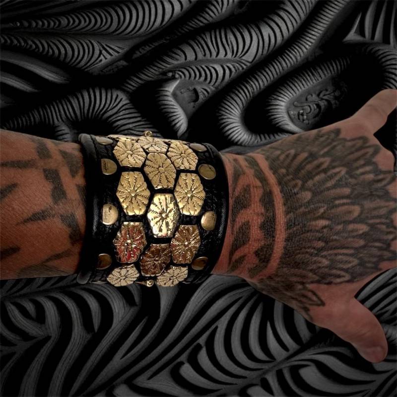 Nieten Schwarz Leder Armreif Steampunk Skull Armband Aus Massivem Messing Und Echtleder Handmade Unx von EagleflyCreations