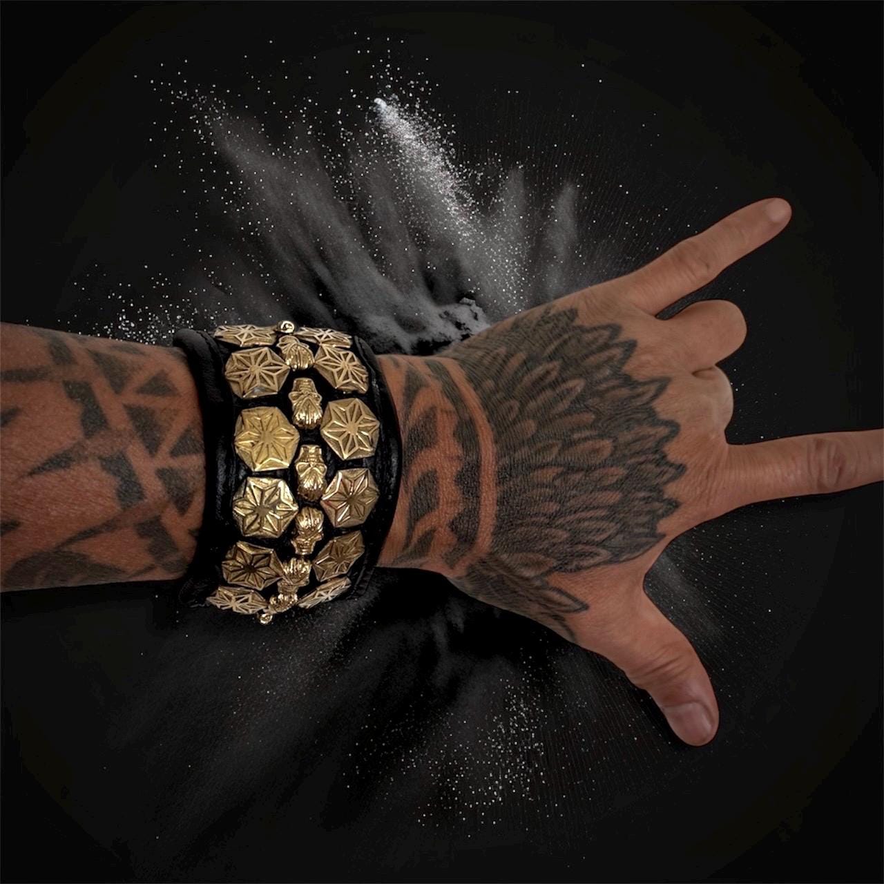 Nieten Schwarz Leder Armreif Steampunk Skull Armreif Aus Massivem Messing Und Echtem Leather.unx von EagleflyCreations