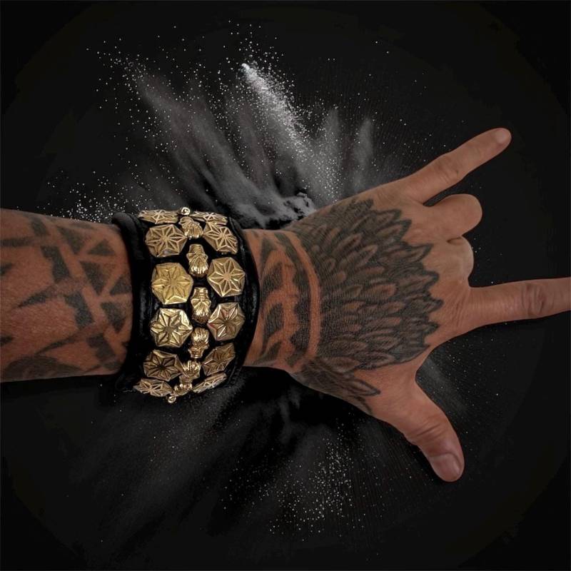 Nieten Schwarz Leder Armreif Steampunk Skull Armreif Aus Massivem Messing Und Echtem Leather.unx von EagleflyCreations