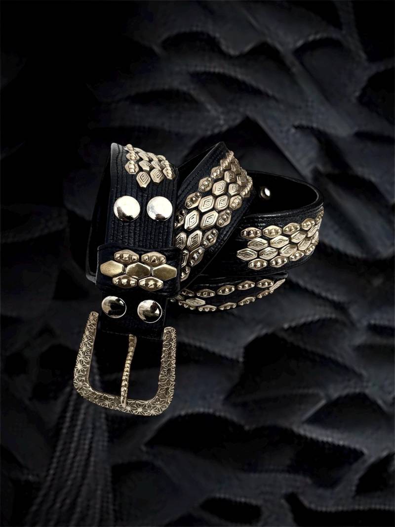 Nietengürtel 4 Reihe Nieten Handgefertigter Gürtel Schwarzer Ledergürtel Perfekt Für Festival Burning Man Massiv Messing Und Echtes Leder von EagleflyCreations