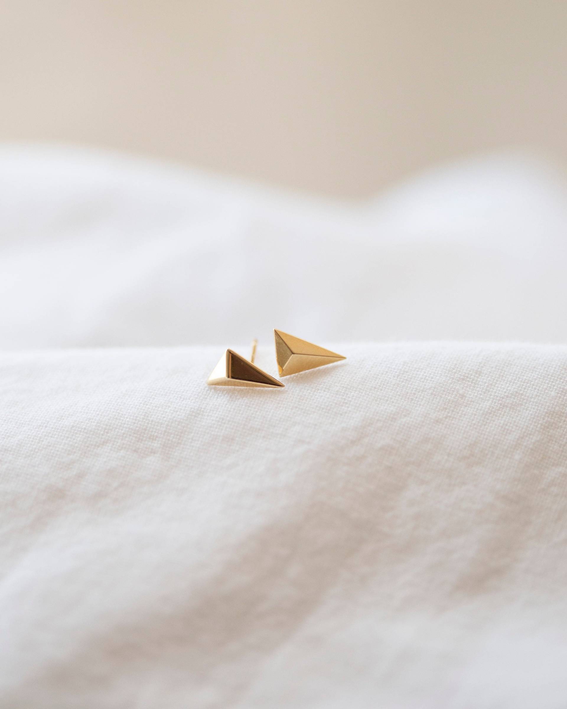 14K Gold Dreieck Ohrringe | Kleine Ohrstecker Aus 585Er von EandEProject