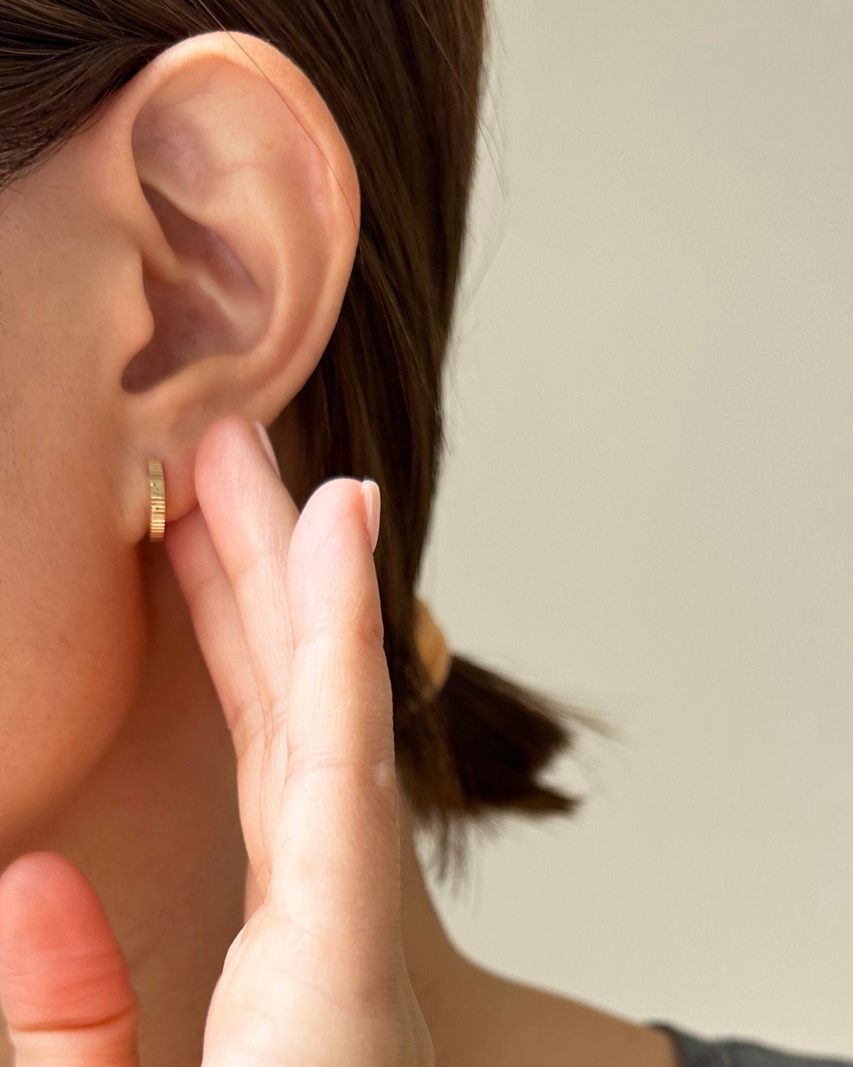 14K Gold Geriffelte Huggies // Solid Huggie Ohrringe Click Creolen Alltags Geschenke Für Sie von EandEProject
