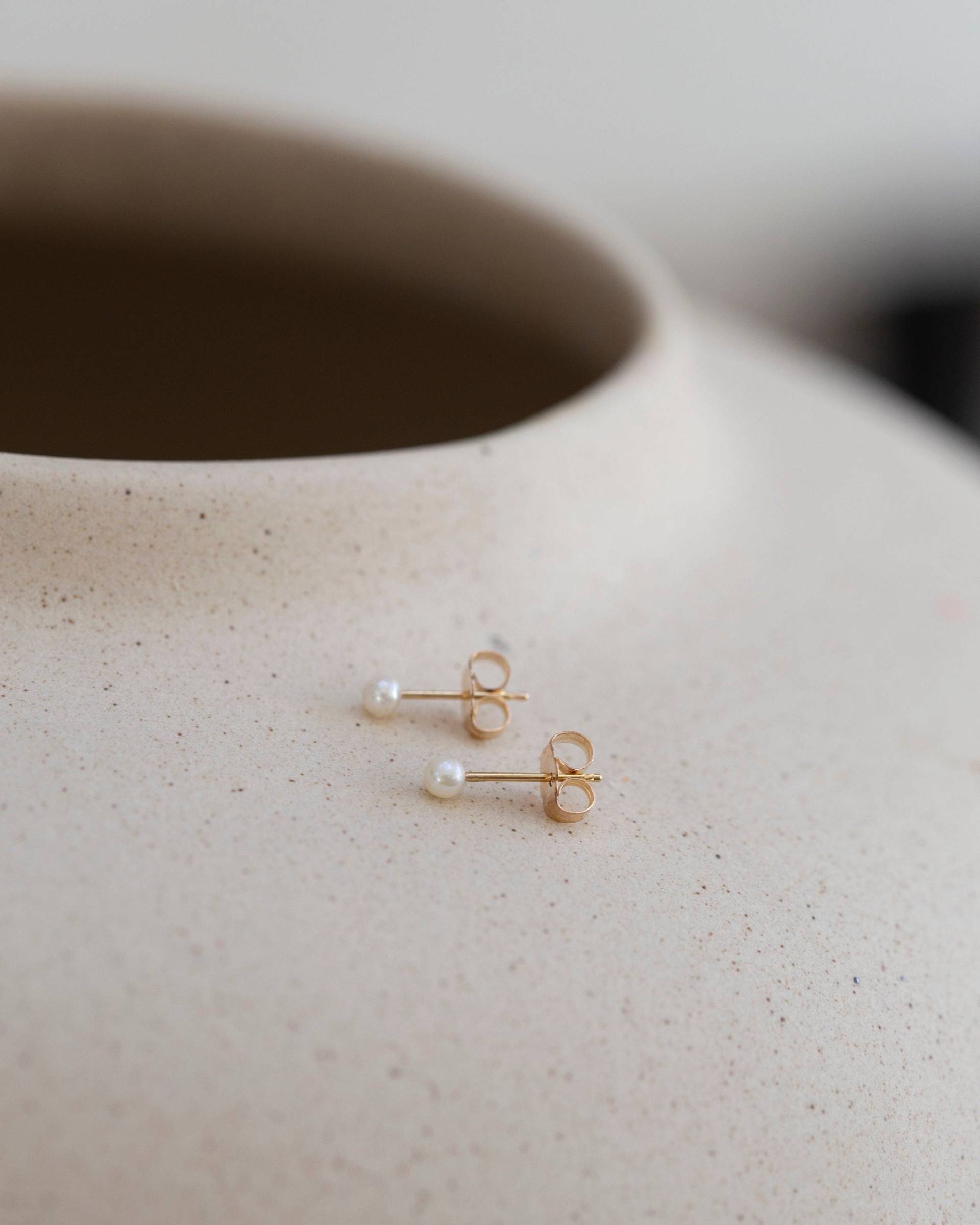 14K Gold Kleine Perlenohrstecker/Solid Ohrstecker Perlenohrringe Teeny Tiny Stud Perfektes Geschenk Für Sie Weihnachtsgeschenk von EandEProject