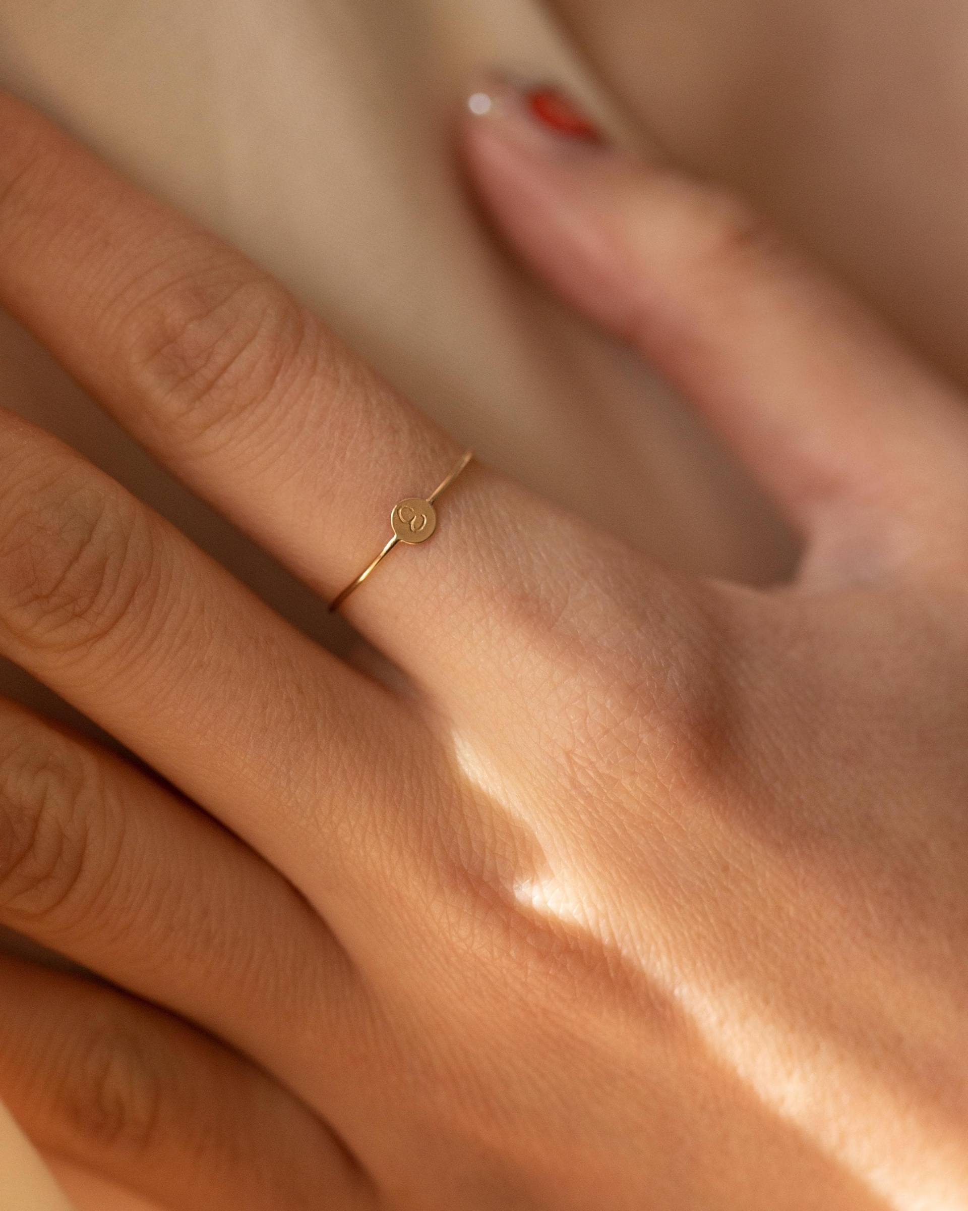 14K Gold Kleines Anfangsmonogramm Ring Weihnachtsgeschenk Für Sie von EandEProject