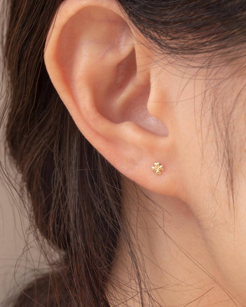14K Gold Mini Vier Blatt Klee Ohrringe/Kleine Nelke Ohrstecker Weihnachtsgeschenk Für Sie von EandEProject