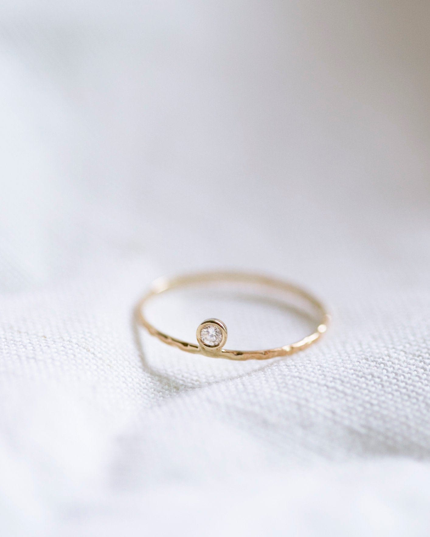 14K Solid Gold Diamant Ring | Zierlicher Geburtssteinring Stapelring Echter Geburtsstein Smaragd von EandEProject