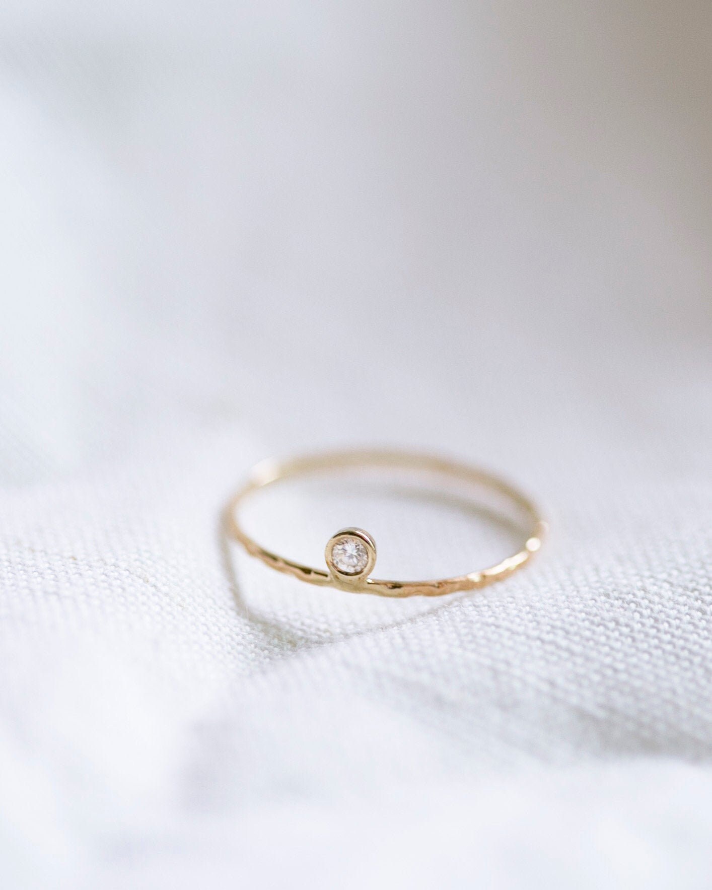 14K Solid Gold Diamant Ring | Zierlicher Geburtssteinring Stapelring Echter Geburtsstein Smaragd von EandEProject