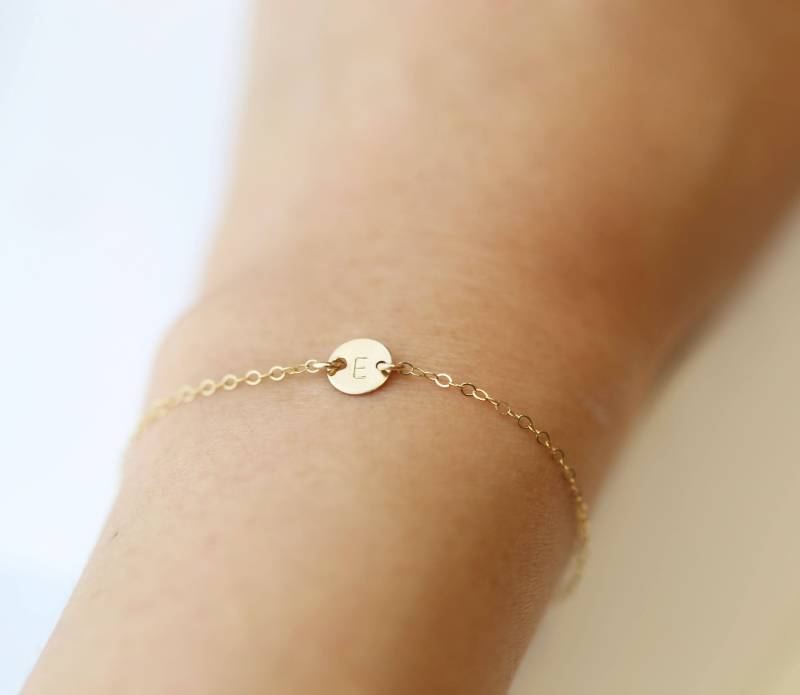 Angepasste Mini Initiale // Kleine Goldmünze Armband, Initial Armband Personalisiertes Stocking Stuffer Weihnachtsgeschenk von EandEProject