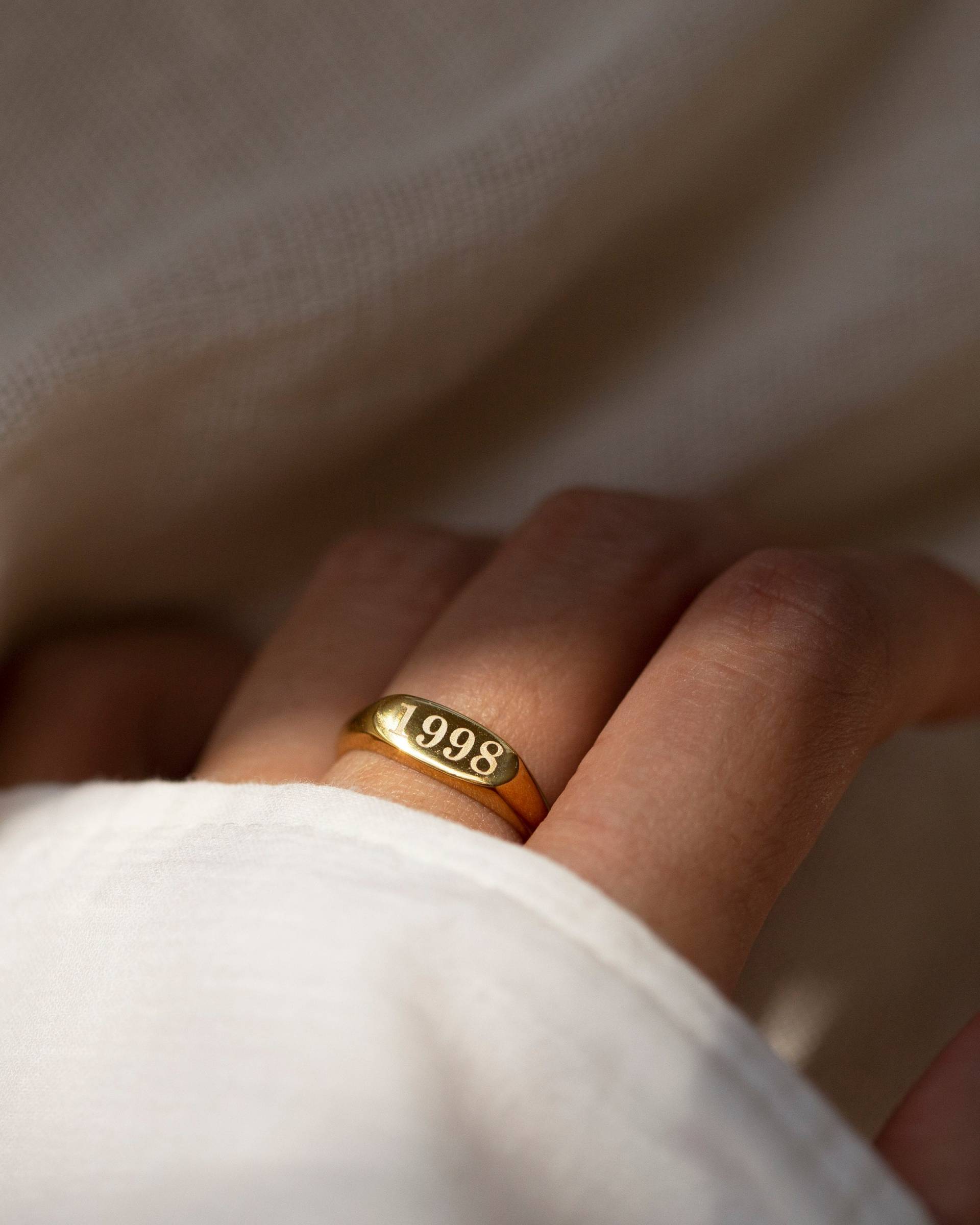 Datum Jahr Zahl Ring/Monogramm Initial Personalisierte Geschenk Freundschaft Für Den Kleinen Finger Abschlussgeschenk von EandEProject