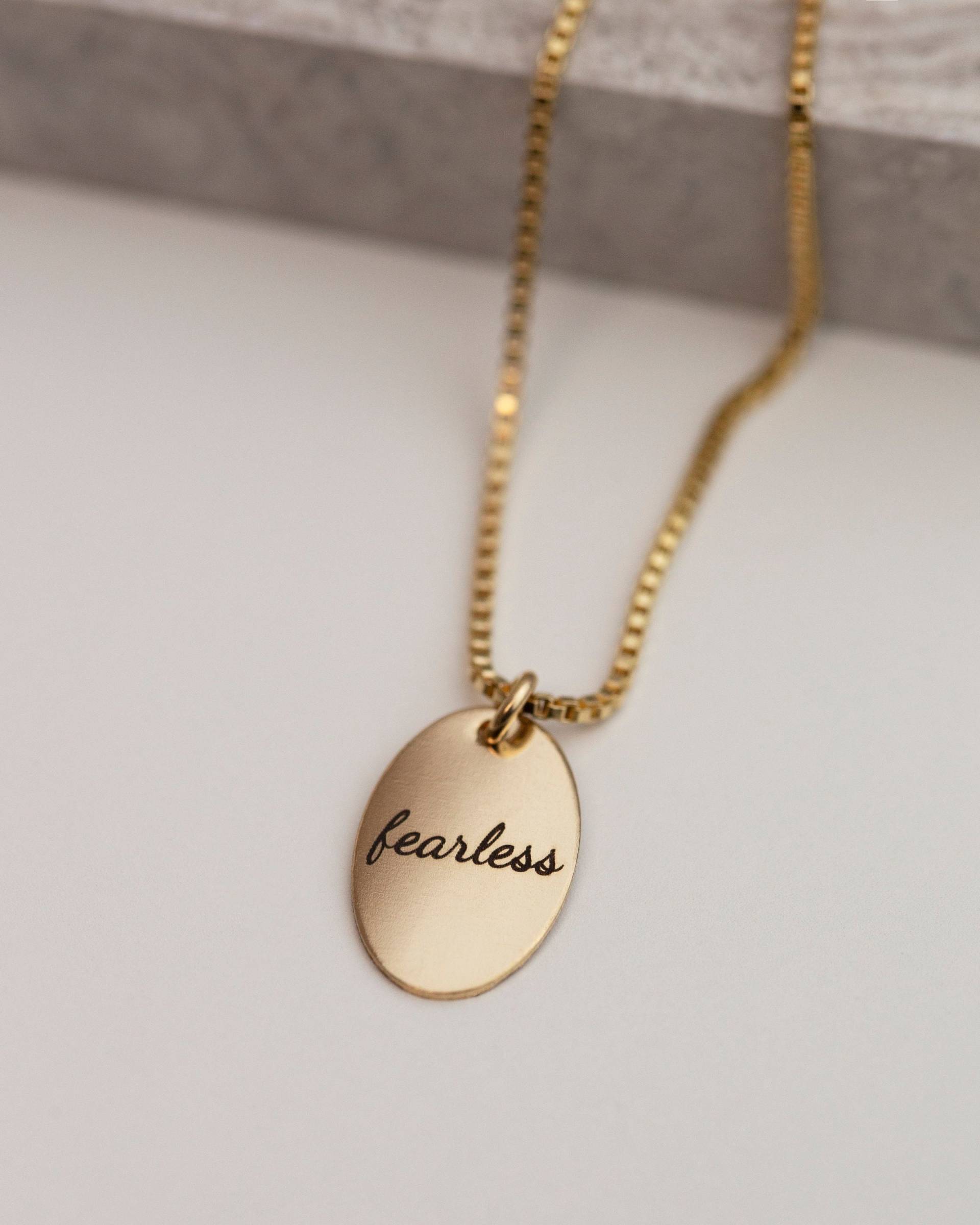 Fearless Halskette | Affirmation Halskette, Oval Anhänger Goldanhänger Schmuck Geschenk Für Sie von EandEProject