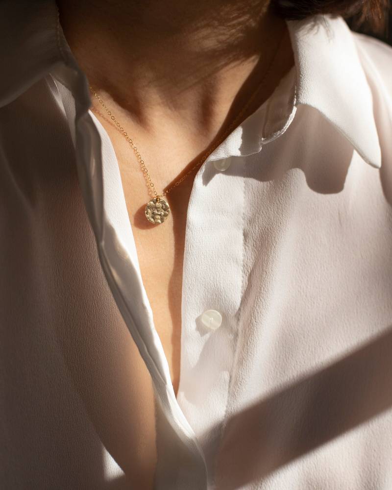 Gehämmerte Münze Disk Kreis Halskette/14K Gold Filled Halskette, Minimalist Schmuck Weihnachtsgeschenk Für Sie von EandEProject