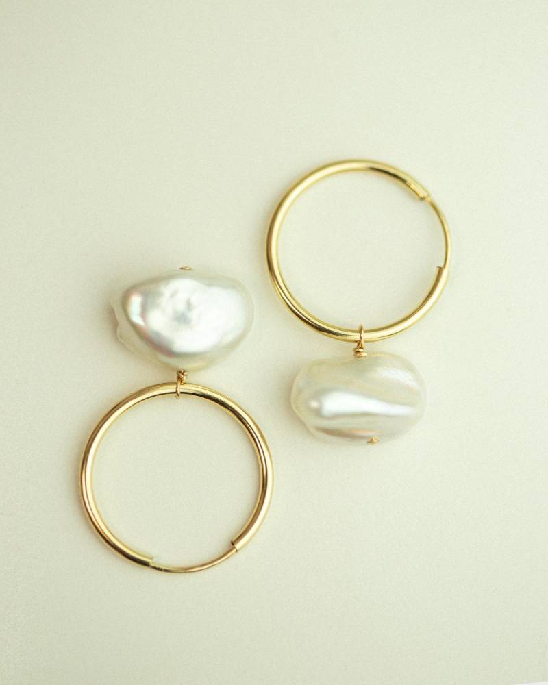 Perlen Creolen. Barock Tropfen Ohrringe Brautschmuck. Gold Organic Pearl Creolen Geschenk Für Sie von EandEProject