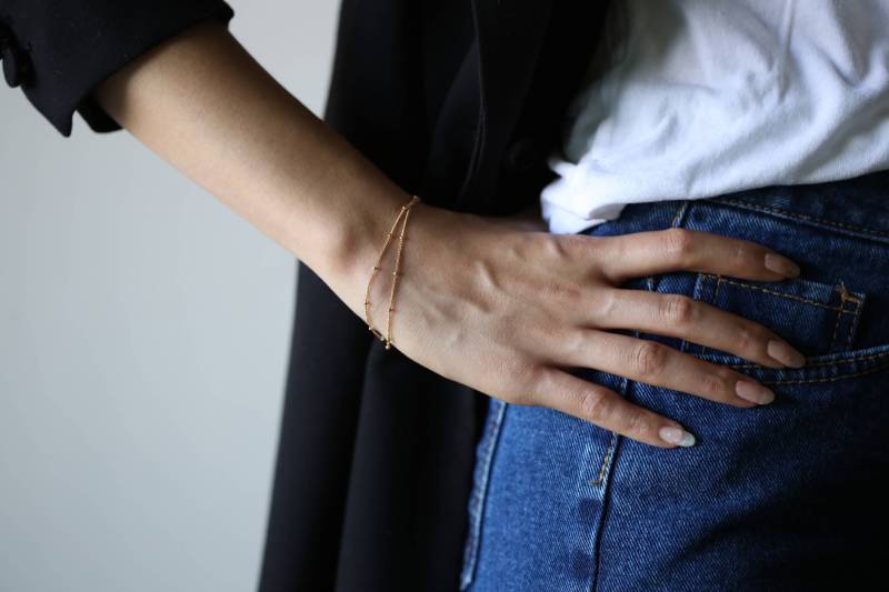 Satelliten Schicht Armband/Doppel Perlenkette Zierliche Dünne Armband. Minimal Schmuck Einfach Und Zart von EandEProject