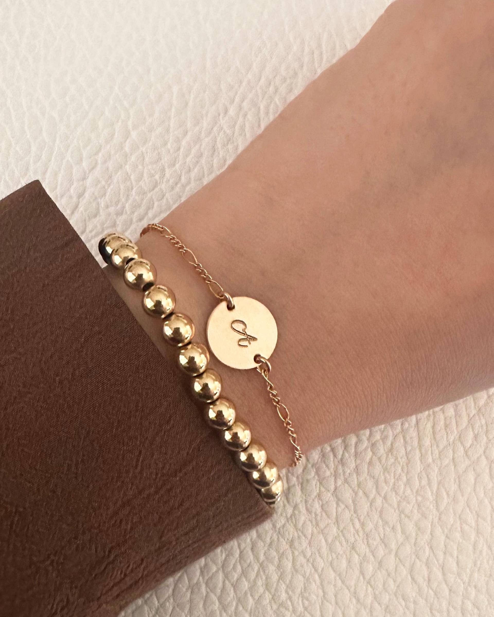 Zartes Initial Armband/Mit Glänzender Kette Gold Personalisiertes Monogramm von EandEProject
