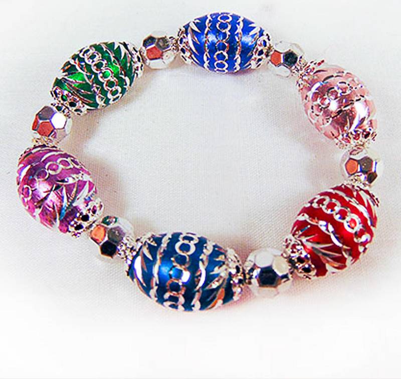 Buntes Aluminiumperlenarmband Mit Silberverzierten Glasspacern von EarringsBraceletsEtc