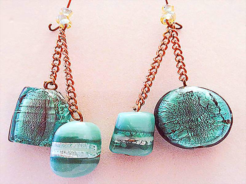 Aqua Glasperlen-Ohrringe Kupferfarbene Ketten-Ohrringe Aqua Glasperlen-Ohrringe Kupferfarbene Ketten-Ohrringe von EarringsBraceletsEtc