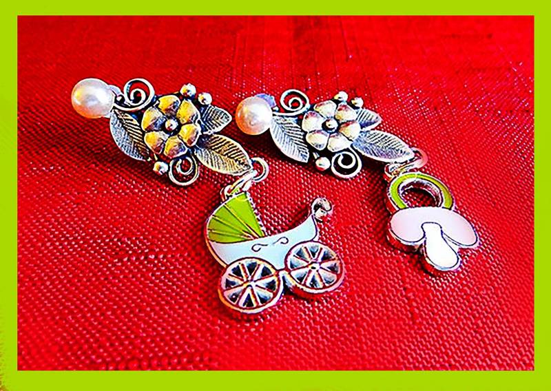 Baby-Post Ohrringe, Weiße Perle Oben, Blumentropfen in Zinn-Finish, Ein Emaille Baby Charm Unten - 1245 von EarringsBraceletsEtc