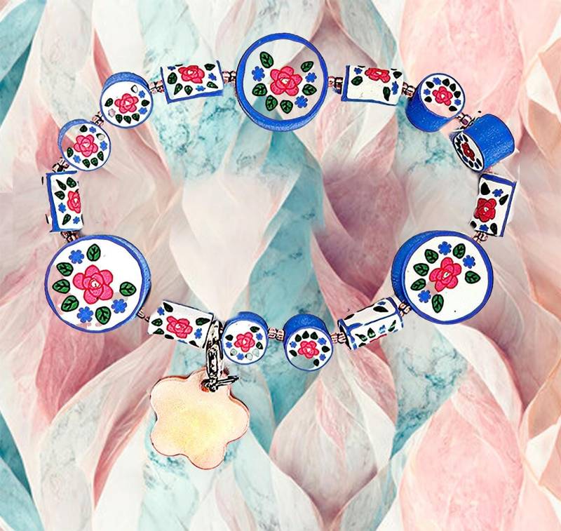 Blaues Fimo Stretch Armband Mit Rosa Perlmutt Anhänger von EarringsBraceletsEtc