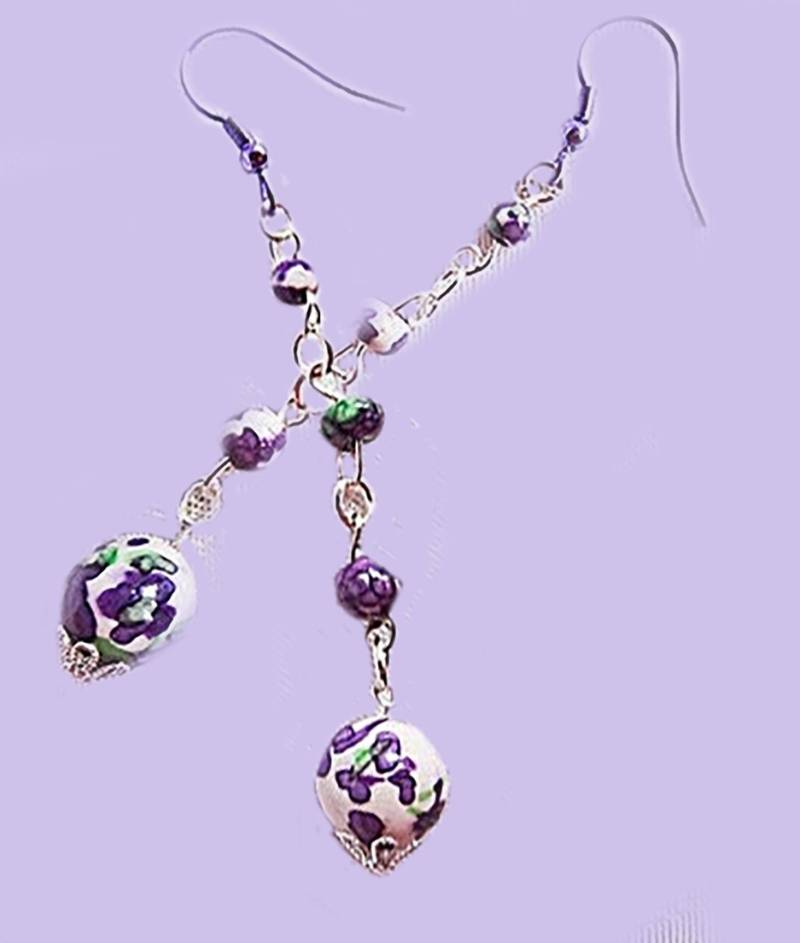 Blumenohrhänge, Lila Ohrringe, Geblümte Perlen in 4 Größen Weiß, Lila Und Grün, Kette Mit Silberfinish, Ohrdraht - 1260+ von EarringsBraceletsEtc