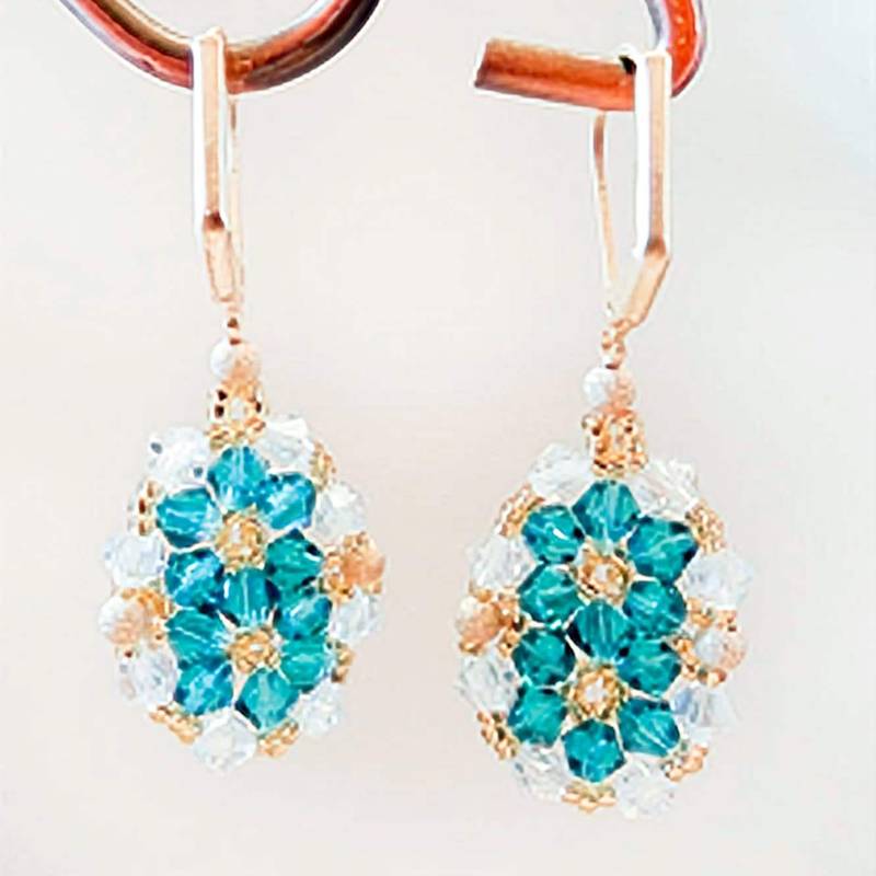 Handgemachte Aqua Kristall Blumen Ohrringe Goldfarbene Brisuren von EarringsBraceletsEtc