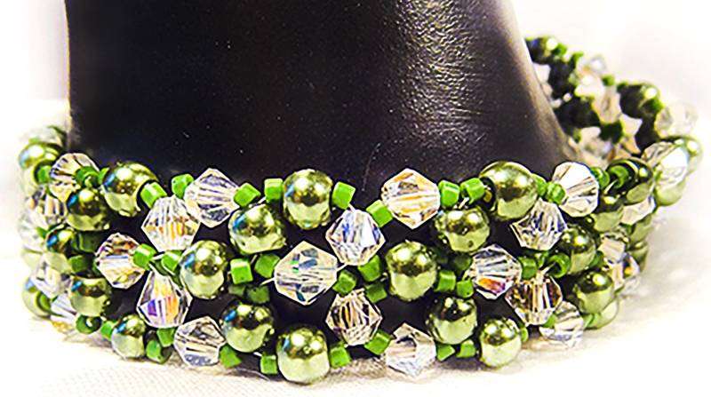 Handgefertigtes Grünes Perlen & Kristall Armband Mit Knebelverschluss von EarringsBraceletsEtc