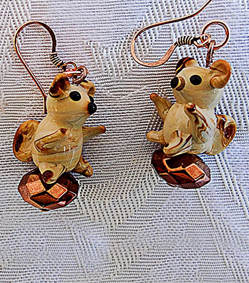 Eichhörnchen Ohrringe; Eichhörnchen Sitzt Auf Einem Stück "Felsen'; Ohrhaken Aus Kupfer; Eichhörnchenschmuck; Ohrringe, Tierschmuck, Tierschmuck von EarringsBraceletsEtc