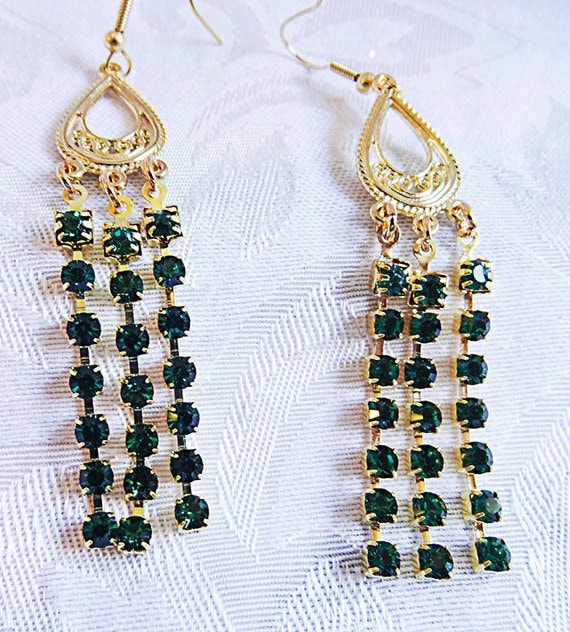 Emerald Crystal Ohrringe Hängen Von Gold Finish Tropfen. Ohrringe Aus Jeweils 3 Strängen; Grüne Ohrringe, Grüner Schmuck - 0207+ von EarringsBraceletsEtc