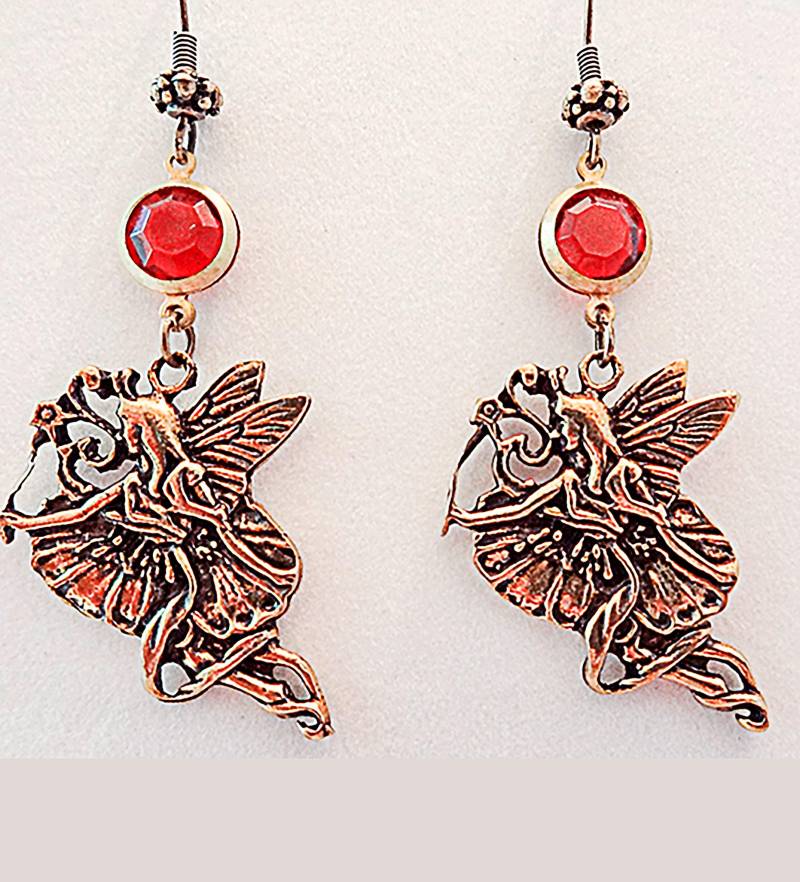 Messing Fee Ohrringe Roter Swarovski Kristall, Wunderlicher Anhänger von EarringsBraceletsEtc