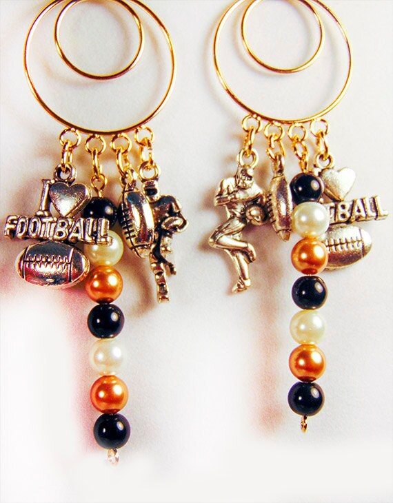 Fußball Charm Ohrringe Schwarz, Weiß & Gold Sport Schmuck von EarringsBraceletsEtc