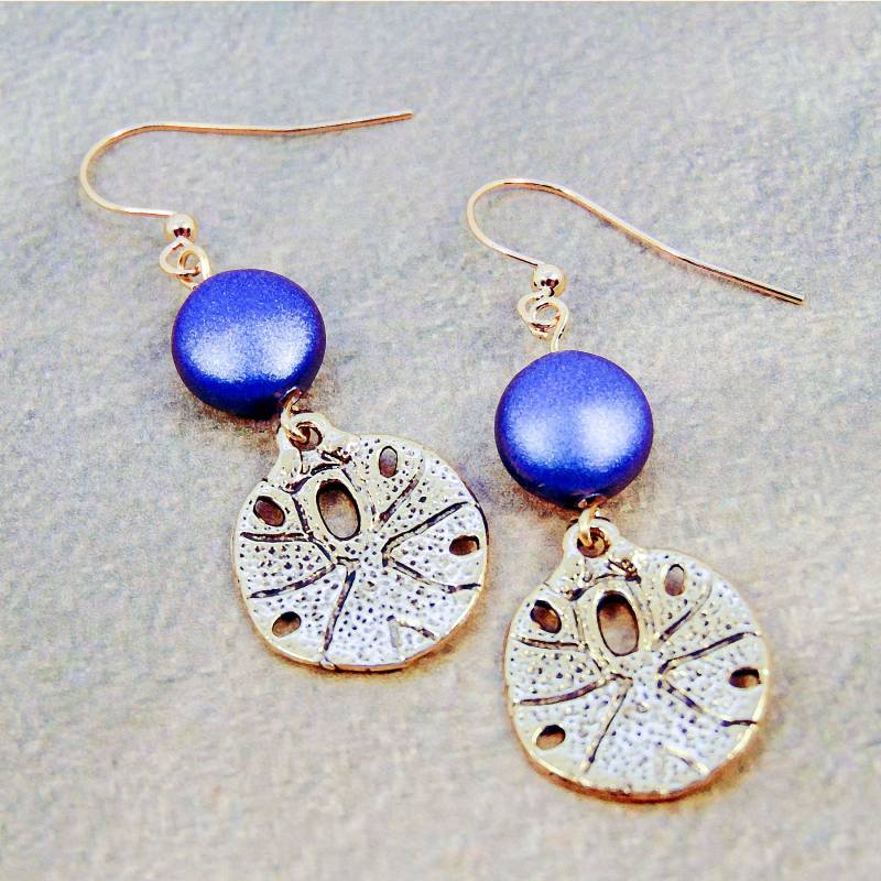 Gold Filled Sand Dollar Ohrringe Schillernde Blaue Perle Strandschmuck von EarringsBraceletsEtc