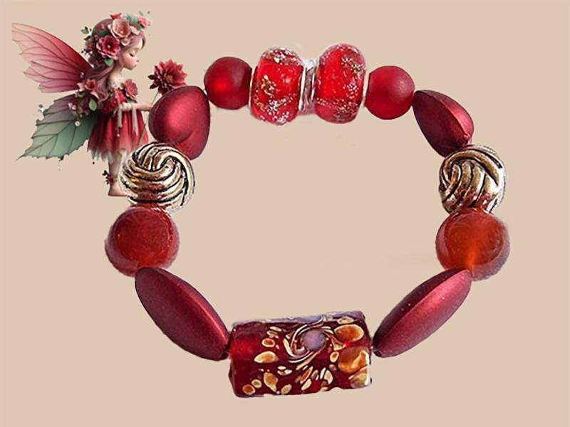 Grobstrick Armband Mit Asiatisch Anmutender Mittelperle. Rot Und Goldfarbene Perlen - 1444B von EarringsBraceletsEtc