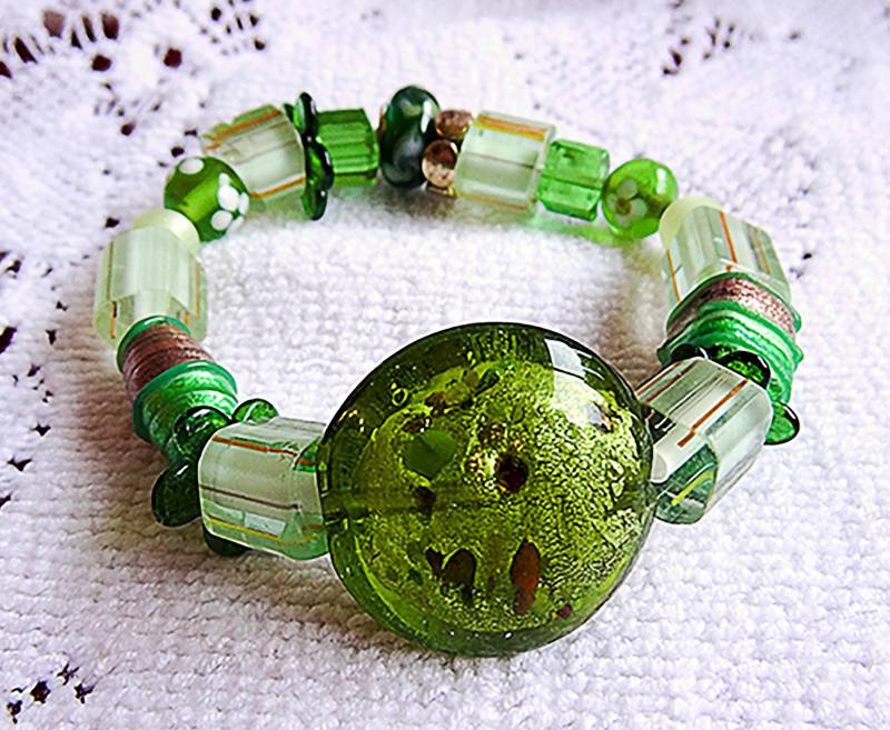 Chunky Grün Glas Bead Stretch Armband Funky Perlenschmuck von EarringsBraceletsEtc