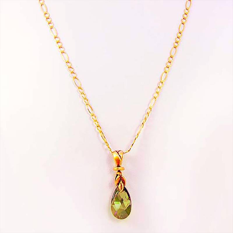 Schillernde Grüne Swarovski Kristallhalskette, Birnenanhänger, Kupferkette von EarringsBraceletsEtc