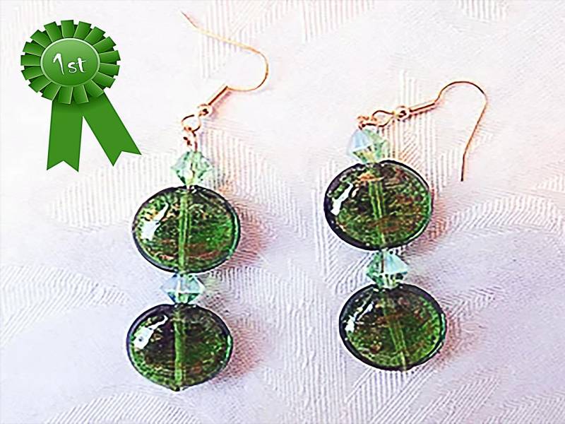 Grüne Perlenohrhänger 2 Große Grüne Glasperlen, Melierte Goldstreifen, Blassgrüne Swarovski Perlen, Ohrhaken Mit Gold-Finish - 0103+ von EarringsBraceletsEtc