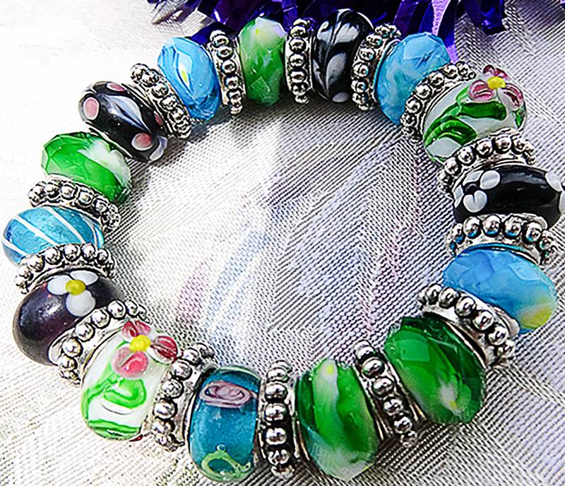 Grünes Chunky Armband, Stretch-Armband, Grüntöne, Blau, Schwarz, Silber- Spacers - 0456B von EarringsBraceletsEtc