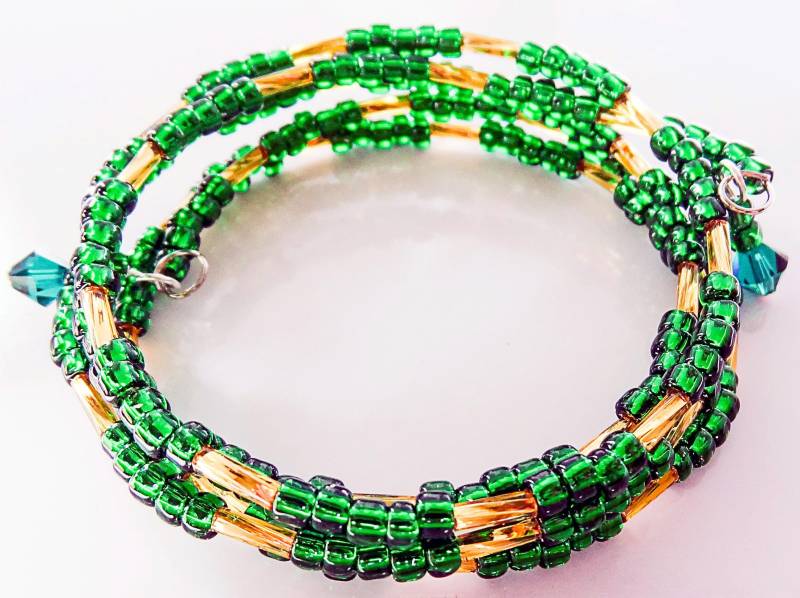 Grüne Perlen Memory Armband Gold Bugle Perlen, Kristall Akzent von EarringsBraceletsEtc