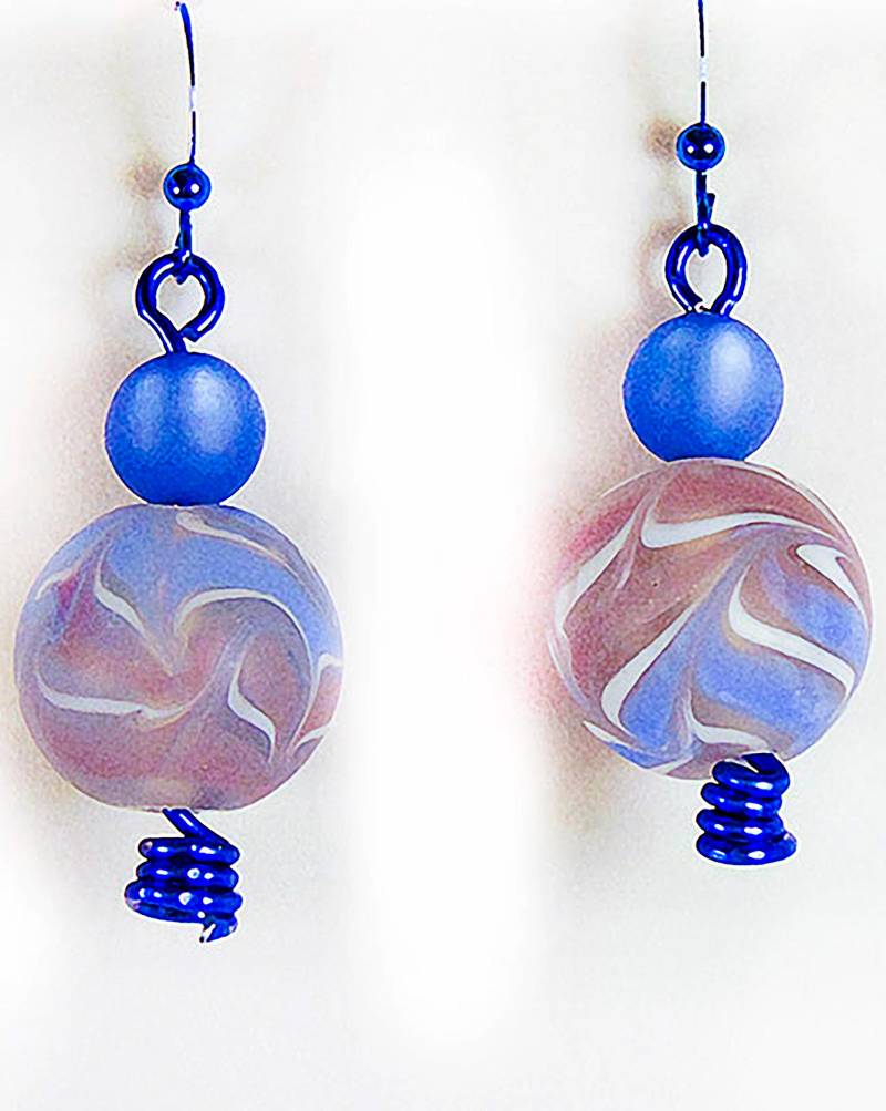 Hohlglas Ohrhänger Blaue Swarovski Perle, Spiral-Detail Hohlglas Ohrhänger Blaue Swarovski Perle, Spiral-Detail von EarringsBraceletsEtc