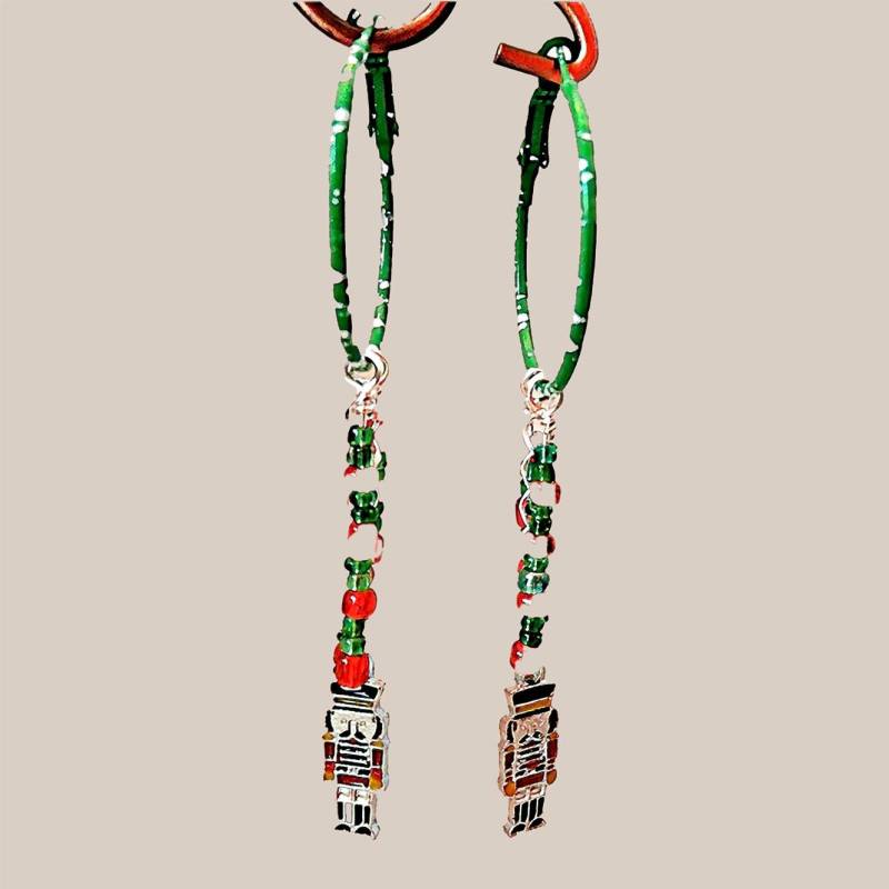 Weihnachts Creolen Zinnsoldat Anhänger, Rote & Grüne Perlen von EarringsBraceletsEtc