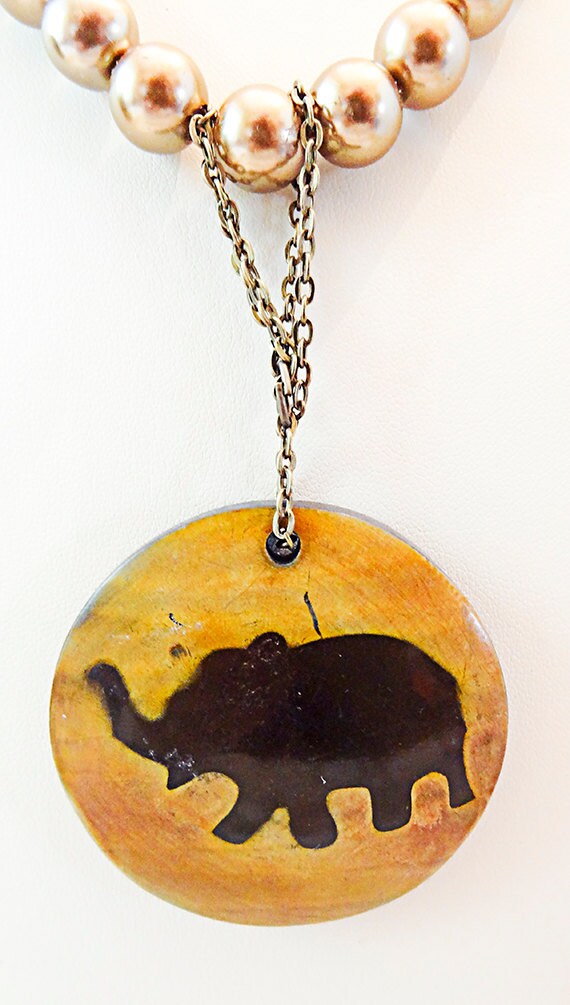 Knochenelefant Anhänger Mit Goldperle Und Magnetverschluss Knochenelefant Anhänger Mit Goldperle Und Magnetverschluss von EarringsBraceletsEtc