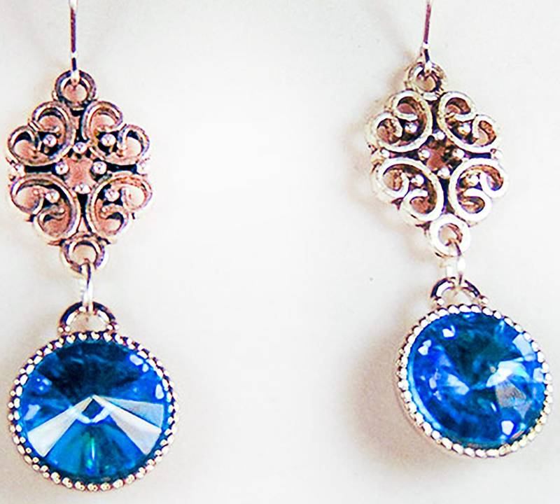 Aqua Swarovski Kristall Ohrringe Versilberte Lünette, Chirurgenstahl Aqua Swarovski Kristall Ohrringe Versilberte Lünette, Chirurgenstahl von EarringsBraceletsEtc