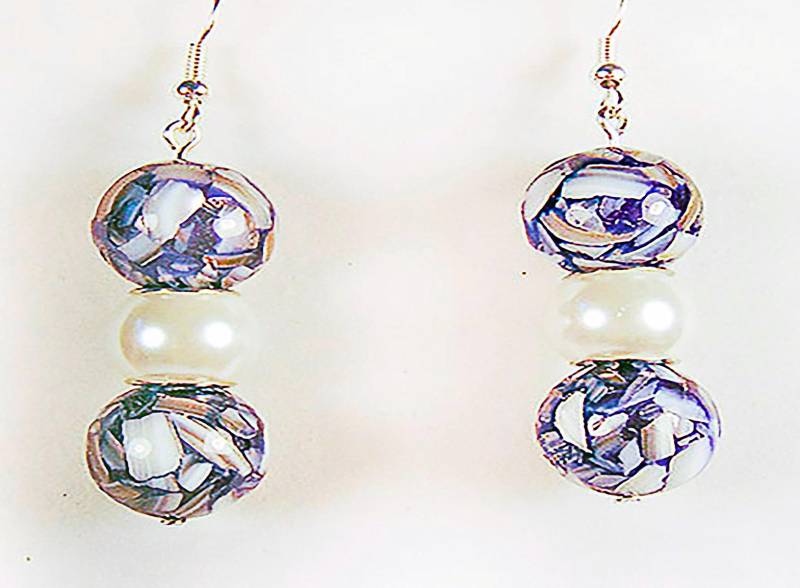 Handgefertigte Lila Glasperlen-Ohrringe Mit Weißen Perlen Handgefertigte Lila Glasperlen-Ohrringe Mit Weißen Perlen von EarringsBraceletsEtc