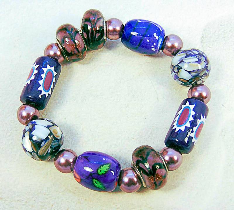 Lila Swarovski Perlen Stretch Armband Handgefertigter Glasperlenschmuck von EarringsBraceletsEtc