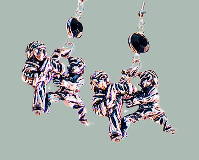 Martial Arts Charm Ohrringe Schwarze Swarovski Kristallschmuck von EarringsBraceletsEtc