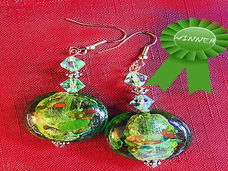 Mehrfarbige Grüne Ohrringe, Große Mehrfarbige Baumelnde Grüne Glasperle, 2 Swarovski Kristalle, Ohrhaken Mit Gold - 0651+ von EarringsBraceletsEtc