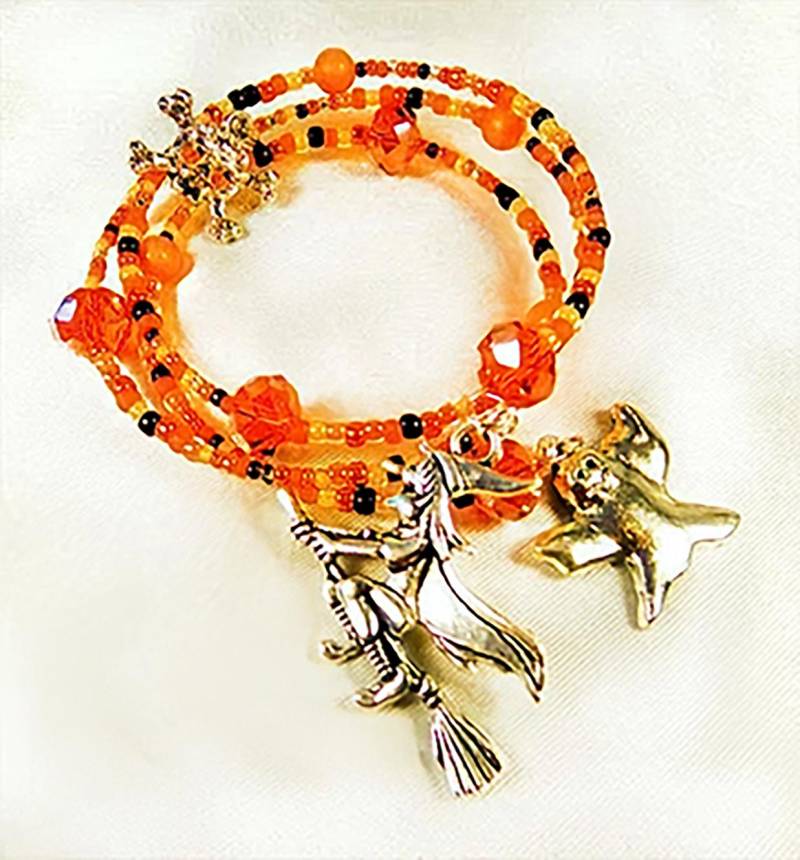Halloween Memory Wire Armband Orange, Schwarze Perlen & Hexe Anhänger Halloween Memory Wire Armband Orange, Schwarze Perlen & Hexe Anhänger von EarringsBraceletsEtc