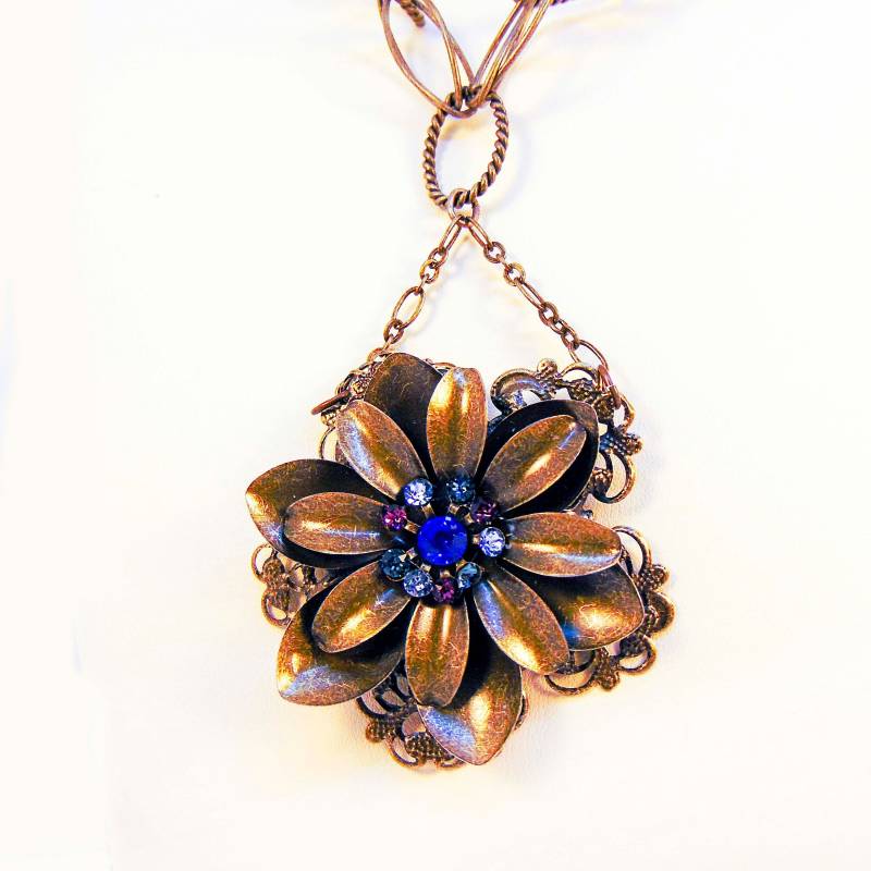 Messing Floral Halskette Swarovski Crystal Center, Statement-Kette von EarringsBraceletsEtc