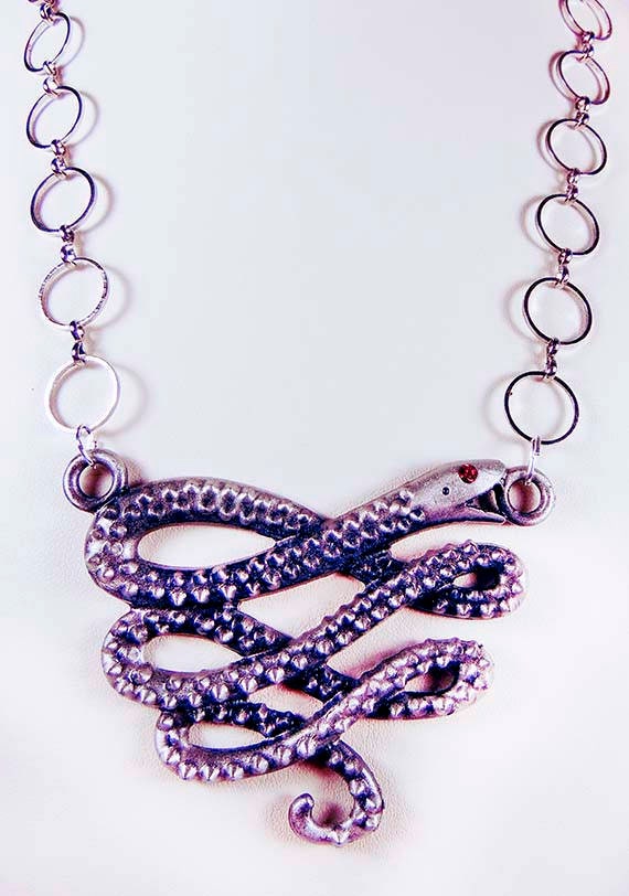 Metallkette Mit Schlangenanhänger Silbergraue Schlange Rotem Auge Metallkette Mit Schlangenanhänger Silbergraue Schlange Rotem Auge von EarringsBraceletsEtc