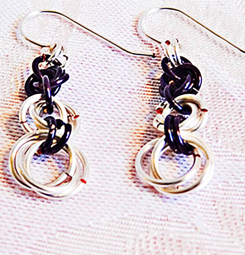 Mini Ohrringe Mit Silbernen Und Lila Kreisen. Tropfen Ohrringe, Schmuck. Baumeln Ringe Sind Aus Aluminium. - 0012 von EarringsBraceletsEtc
